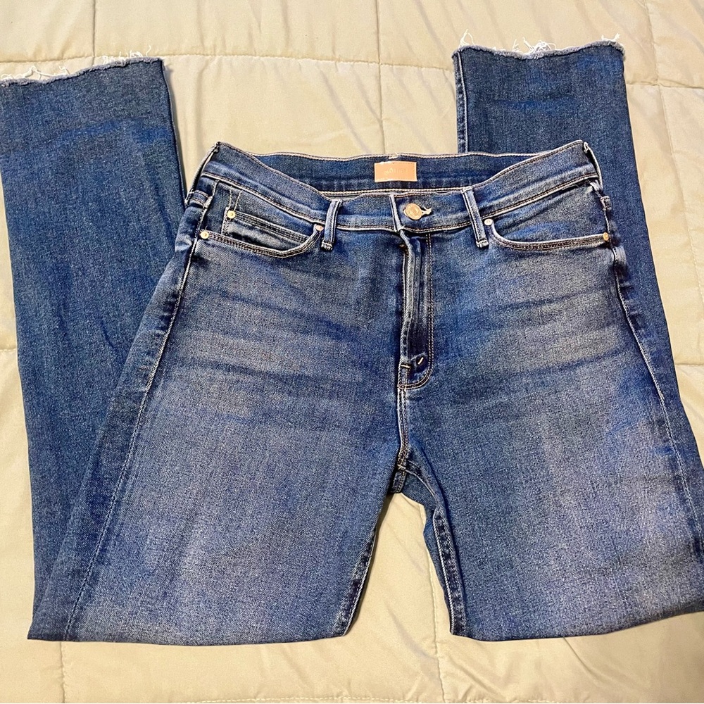 MOTHER Midrise Dazzler Flood Fray Jeans